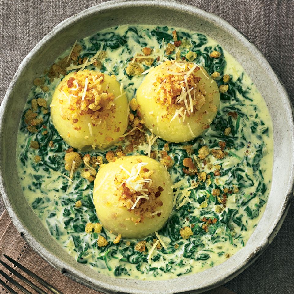 Kartoffelknödel mit Spinat-Käse-Soße | BRIGITTE.de