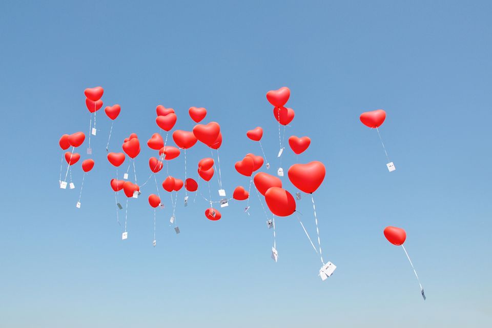 Liebesbrief schreiben: Herzballons mit Briefen im Himmel