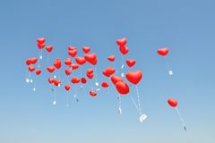 Liebesbrief schreiben: Herzballons mit Briefen im Himmel