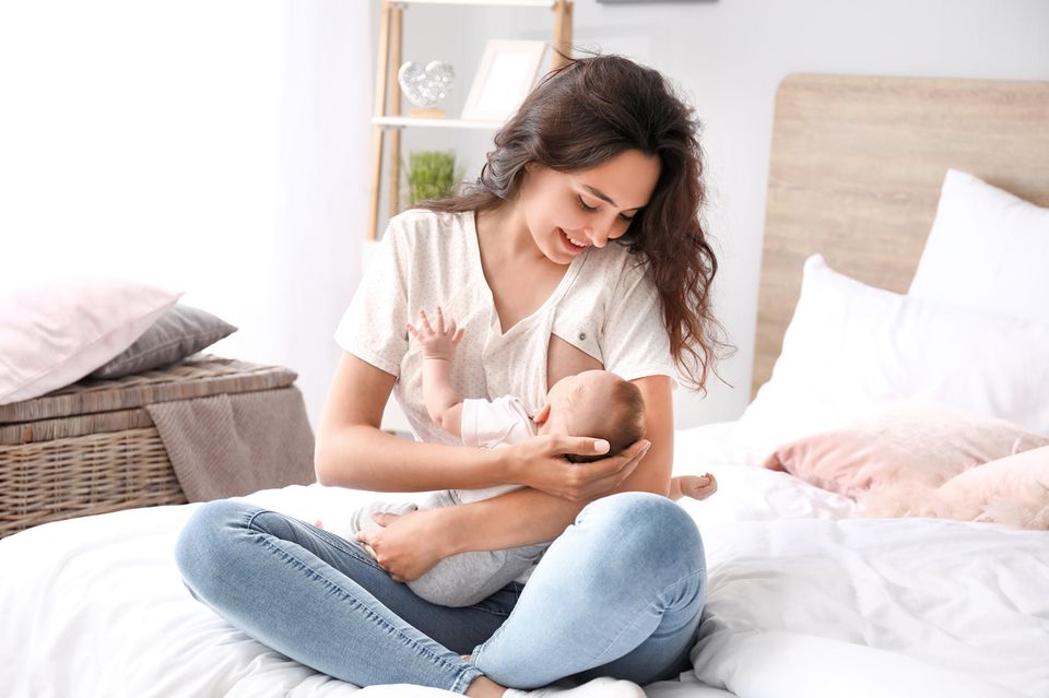 Abstillen: Frau stillt Baby