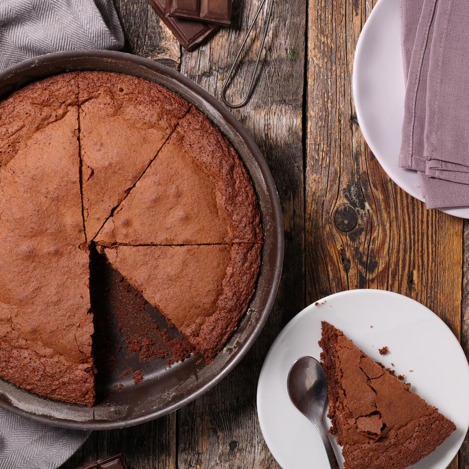 Kuchen einfrieren: Schokoladenkuchen in einer Form