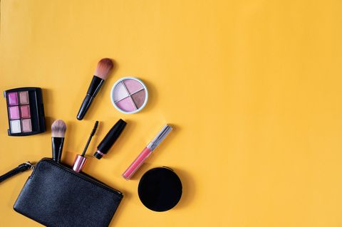 Make up auf gelbem Untergrund