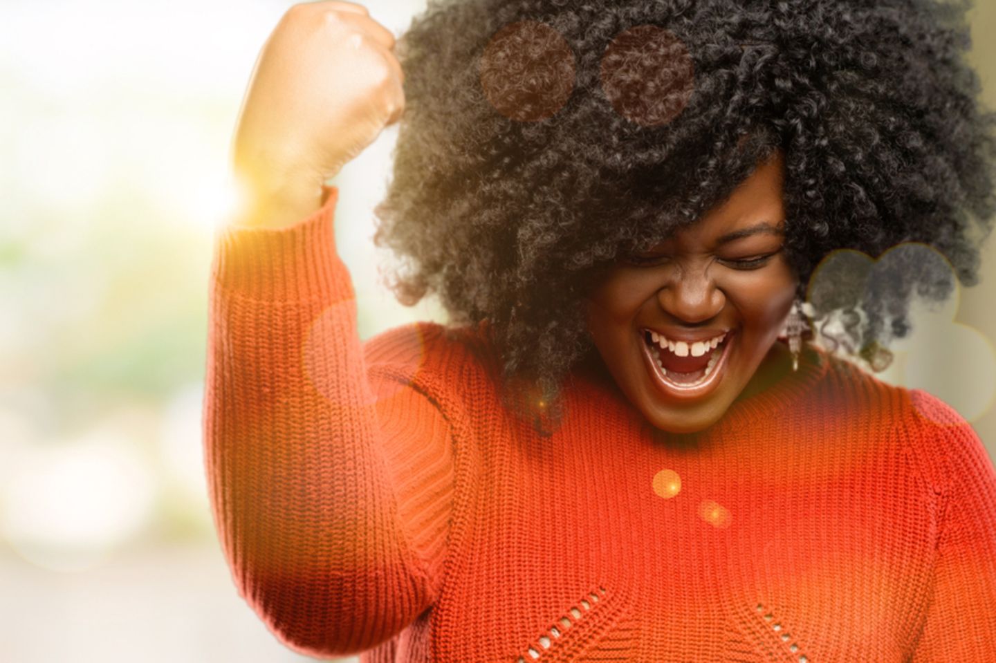 Innere Stärke: Frau lacht und macht starke Geste