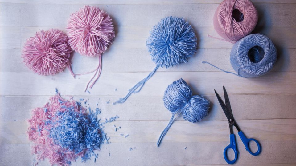 Pompoms aus pinker und blauer Wolle