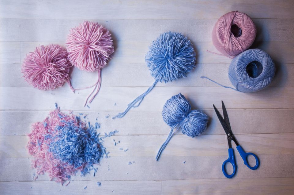 Pompoms aus pinker und blauer Wolle