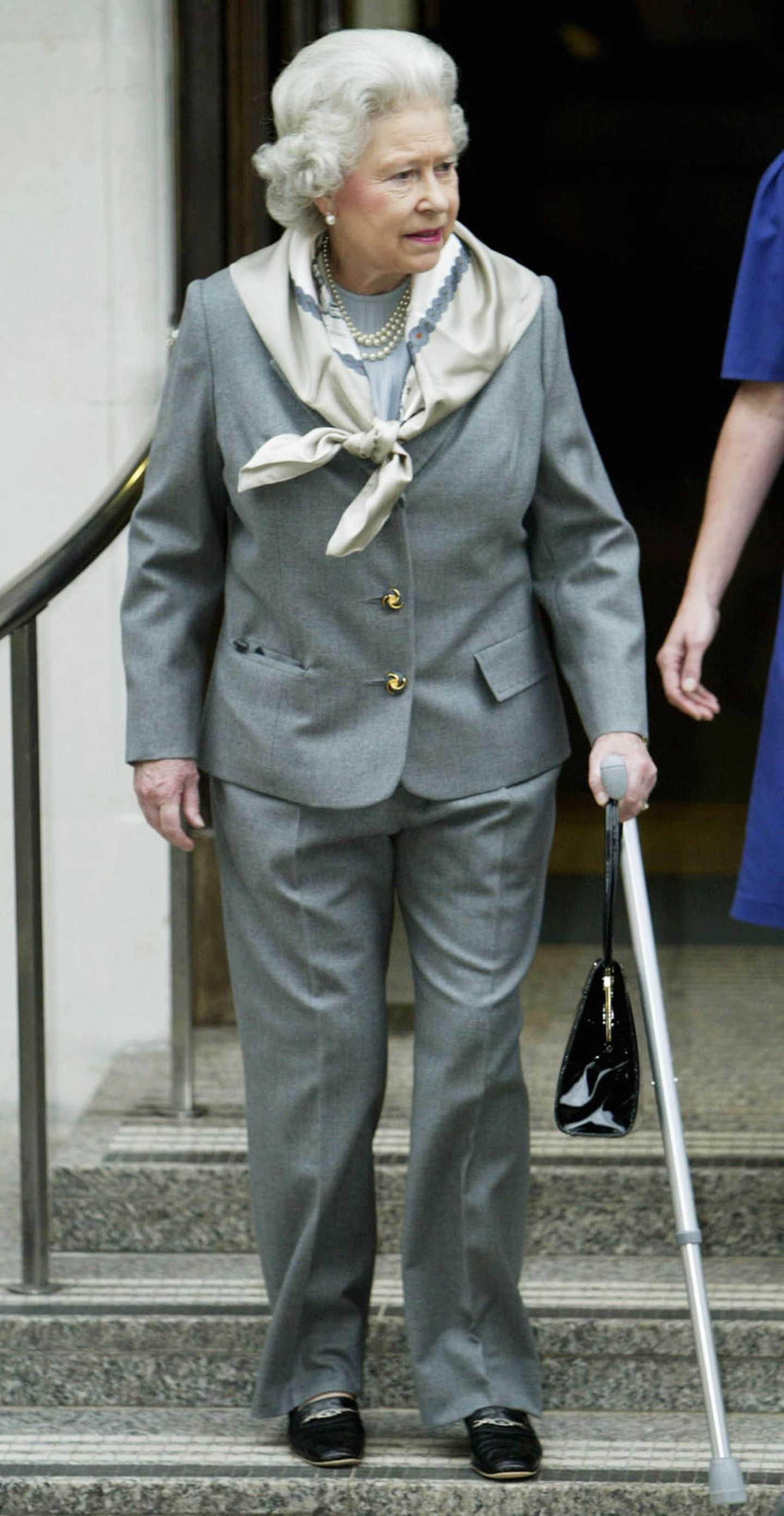 Queen Elizabeth II.:  in Hosen und mit Krücke