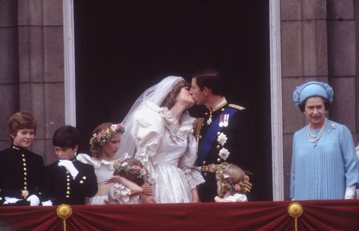 Queen Elizabeth II.:  neben dem Hochzeitspaar Charles und Diana