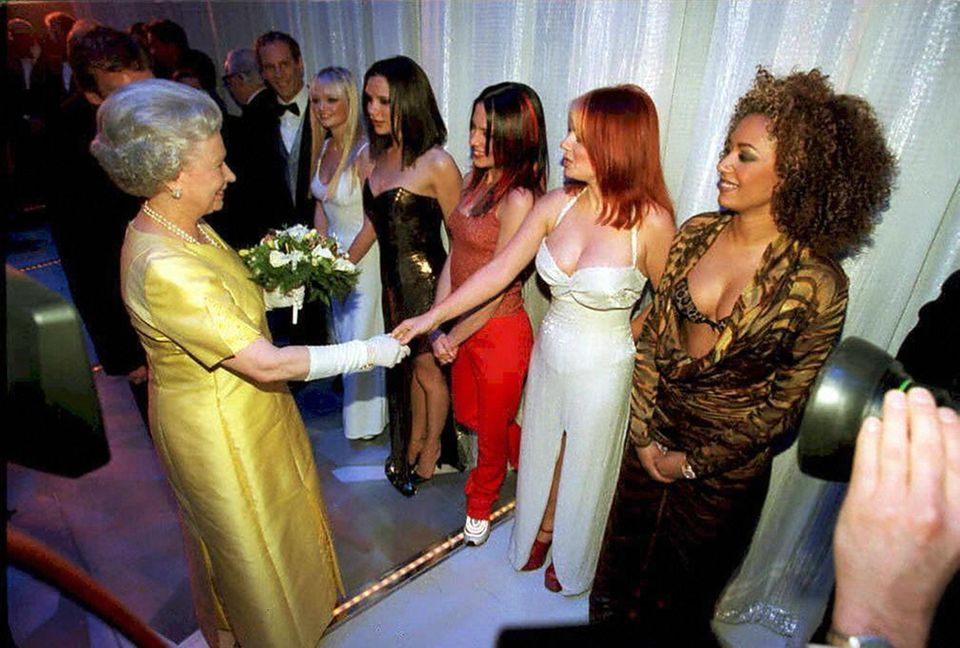 Queen Elizabeth II.: mit den Spice Girls