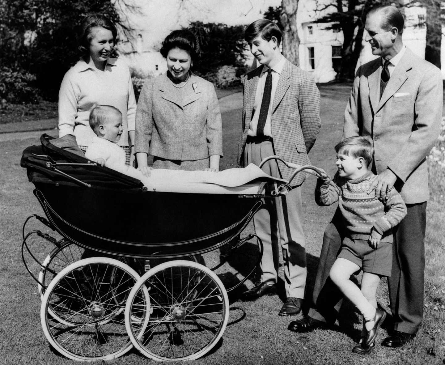 Queen Elizabeth II.: mit ihren Kindern und Prinz Philip