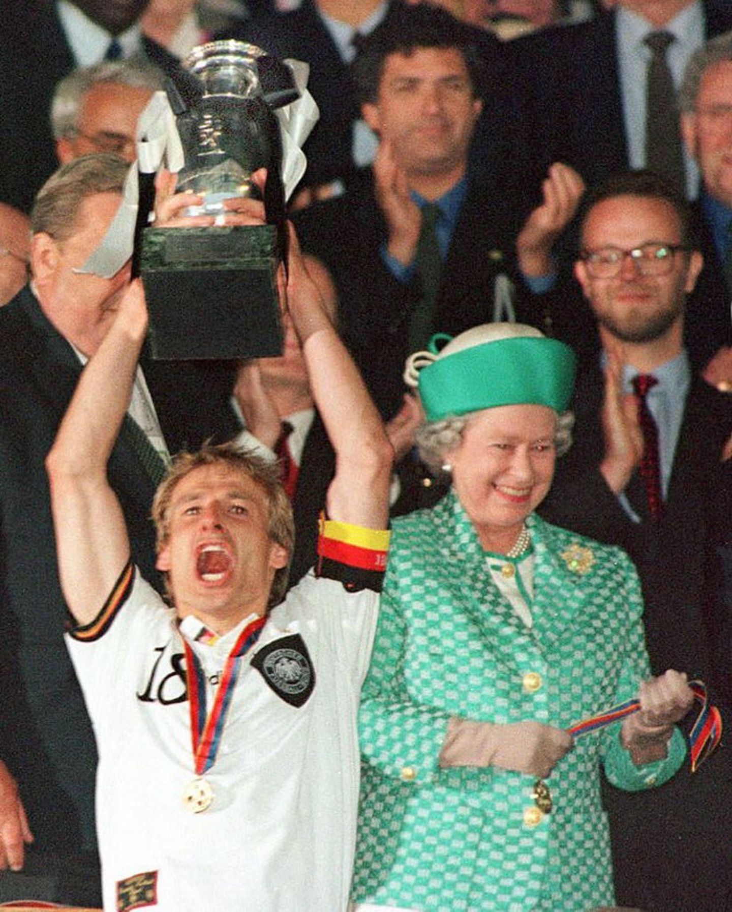 Queen Elizabeth II.: neben Jürgen Klinsmann