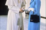 Queen Elizabeth II.:  schüttelt Papst Johannes die Hand