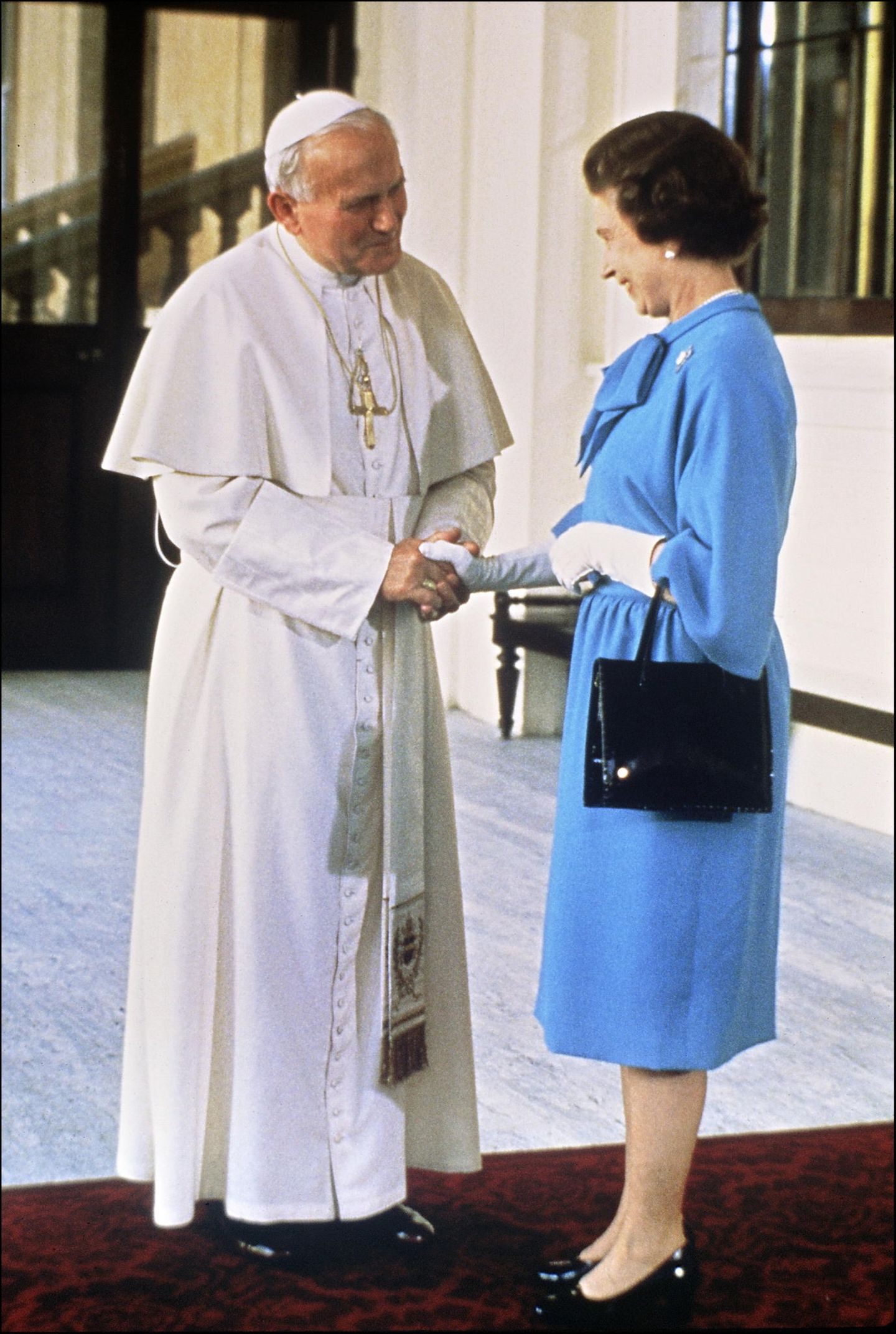 Queen Elizabeth II.: schüttelt Papst Johannes die Hand