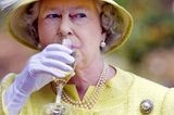 Queen Elizabeth II.:  trinkt aus Glas