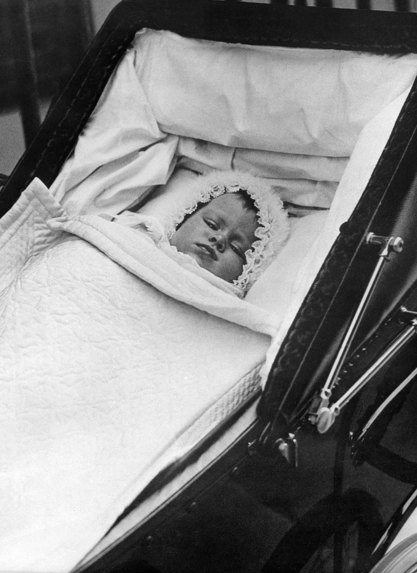 Queen Elizabeth II.: im Kinderwagen
