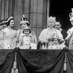 Queen Elizabeth II.: als Elfjährige auf dem Balkon des Buckingham Palastes