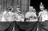 Queen Elizabeth II.:  als Elfjährige auf dem Balkon des Buckingham Palastes