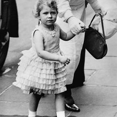 Queen Elizabeth II.: als Dreijährige unterwegs in London
