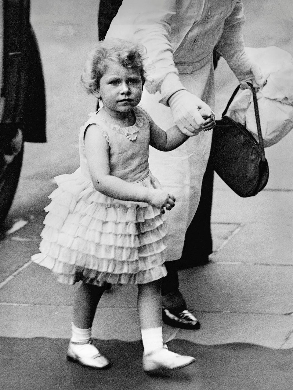 Queen Elizabeth II.: als Dreijährige unterwegs in London