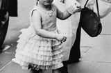 Queen Elizabeth II.:  als Dreijährige unterwegs in London