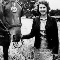 Queen Elizabeth II.: posiert mit Pferd