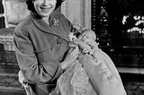 Queen Elizabeth II.: mit Baby Charles vor Kamin