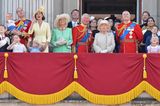 Queen Elizabeth II.: mit ihrer Familie auf dem Balkon