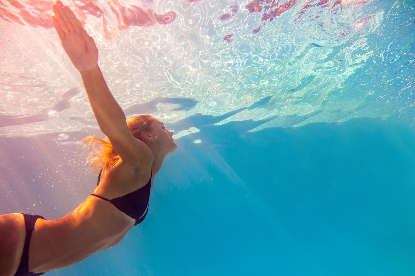 Frau in Bikini unter Wasser