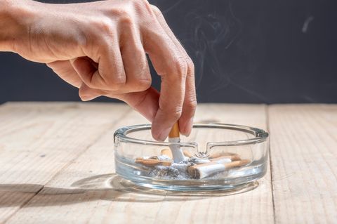 Zigarette wird im Aschenbecher ausgedrückt