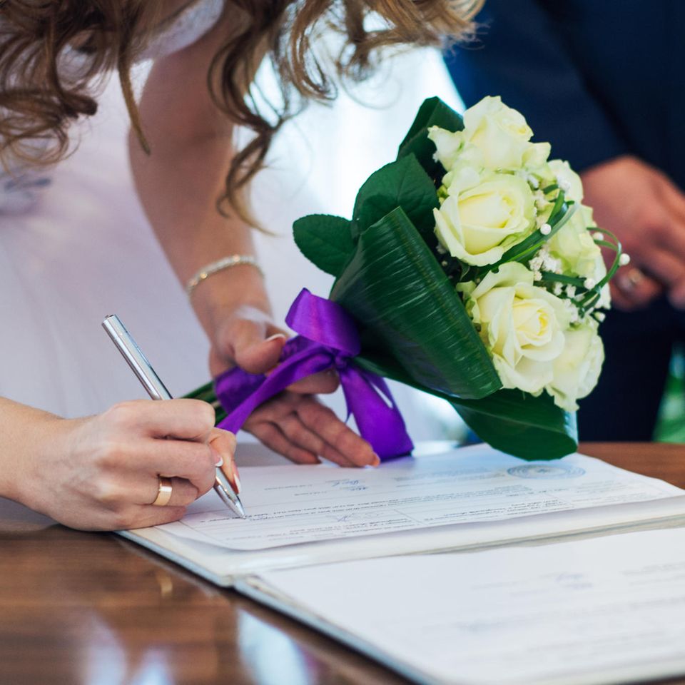 Heiraten und Namen behalten: Neue Namen für alle!: Unterschrift einer Braut