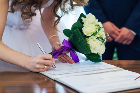 Heiraten und Namen behalten: Neue Namen für alle!: Unterschrift einer Braut