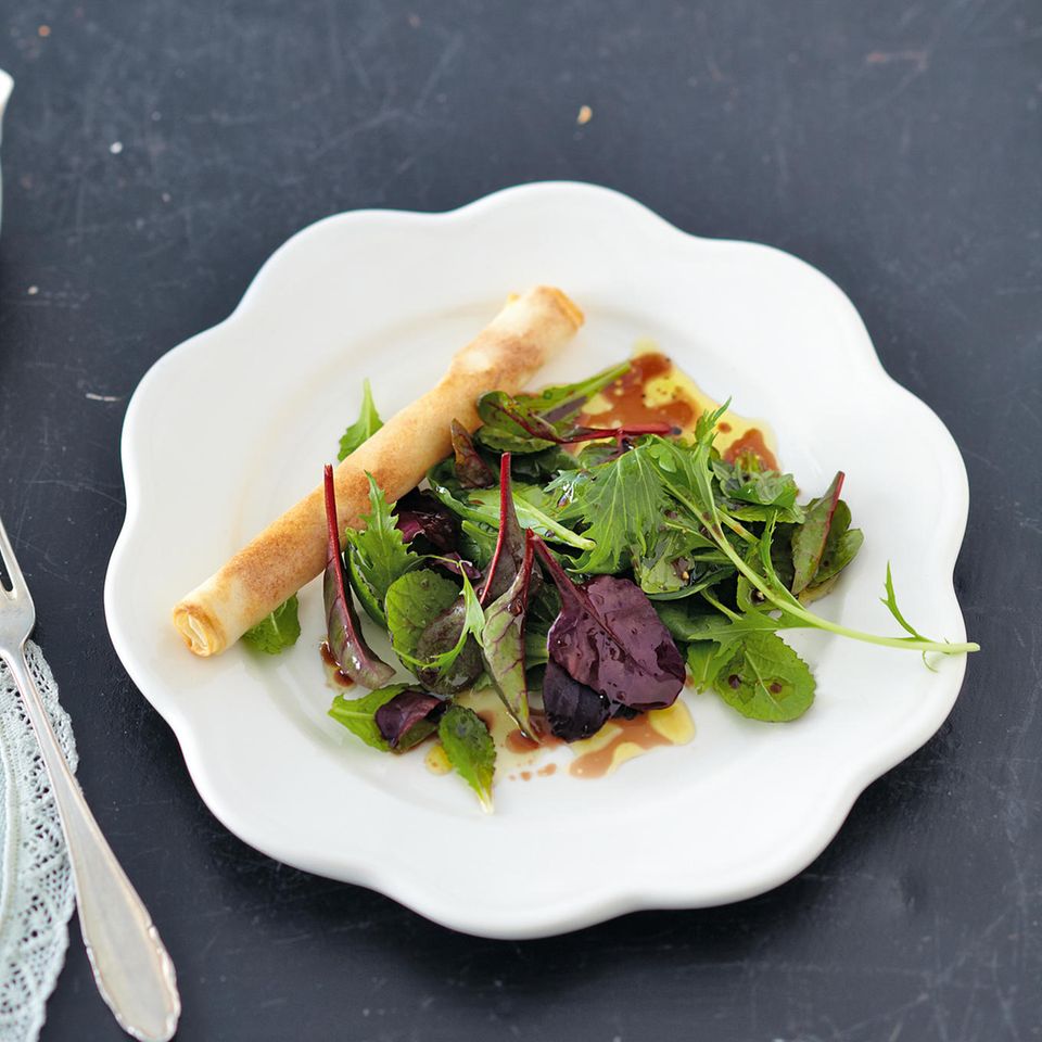 Salat von Mangold, Babyspinat und Senfblatt mit Gewürzstick