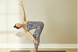 Yoga zum Aufwachen: Übungen für jeden Tag: Gedrehte halbe Vorwärtsbeuge