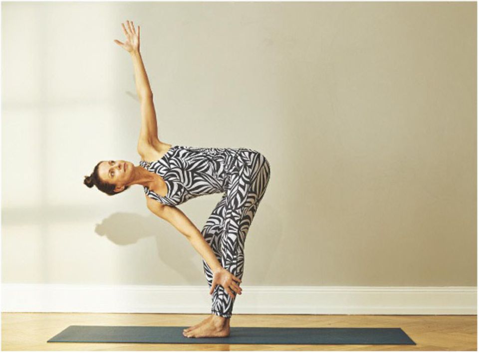 Yoga zum Aufwachen: Übungen für jeden Tag: Gedrehte halbe Vorwärtsbeuge