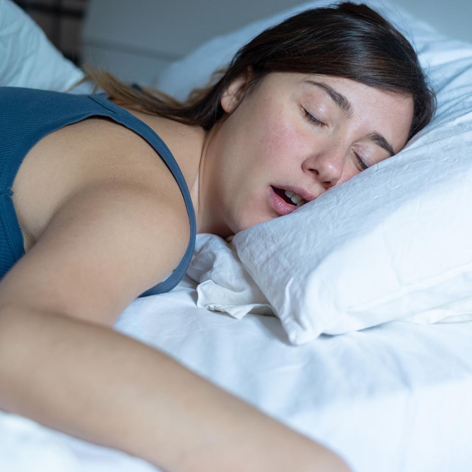 Was bedeutet es, wenn man schnarcht?: Schlafende Frau