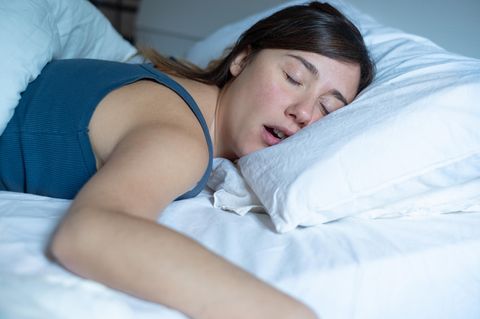 Was bedeutet es, wenn man schnarcht?: Schlafende Frau