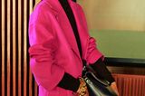 Business-Outfits 2020: Jobmode im Retro-Chic: pinker Wollmantel über Feinstrickkleid