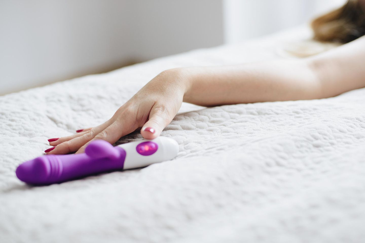 Sextoy-Testerin gesucht: Eine Frau im Bett mit einem Vibrator