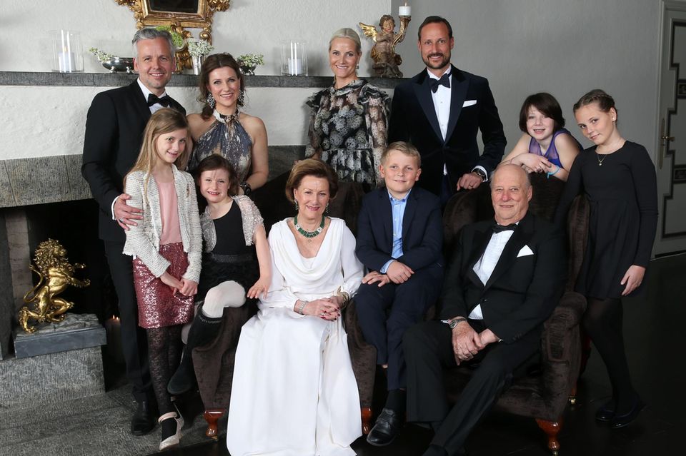Ari Behn umgeben von der norwegischen Königsfamilie