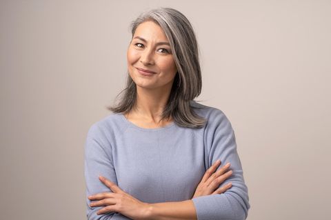 Mittelalte Frau mit grauen Haaren