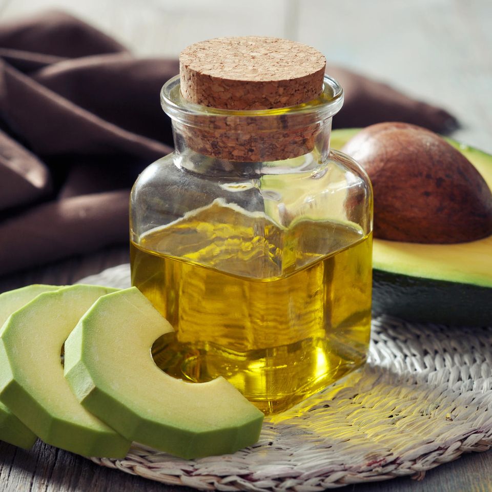 Avocadoöl: Flasche mit Avocadoöl und Avocado-Frucht