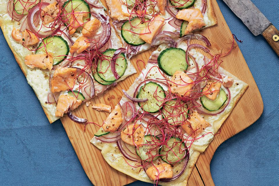 Flammkuchen mit Rhabarber und Ziegenkäse Flammkuchen mit Rhabarber und Ziegenkäse