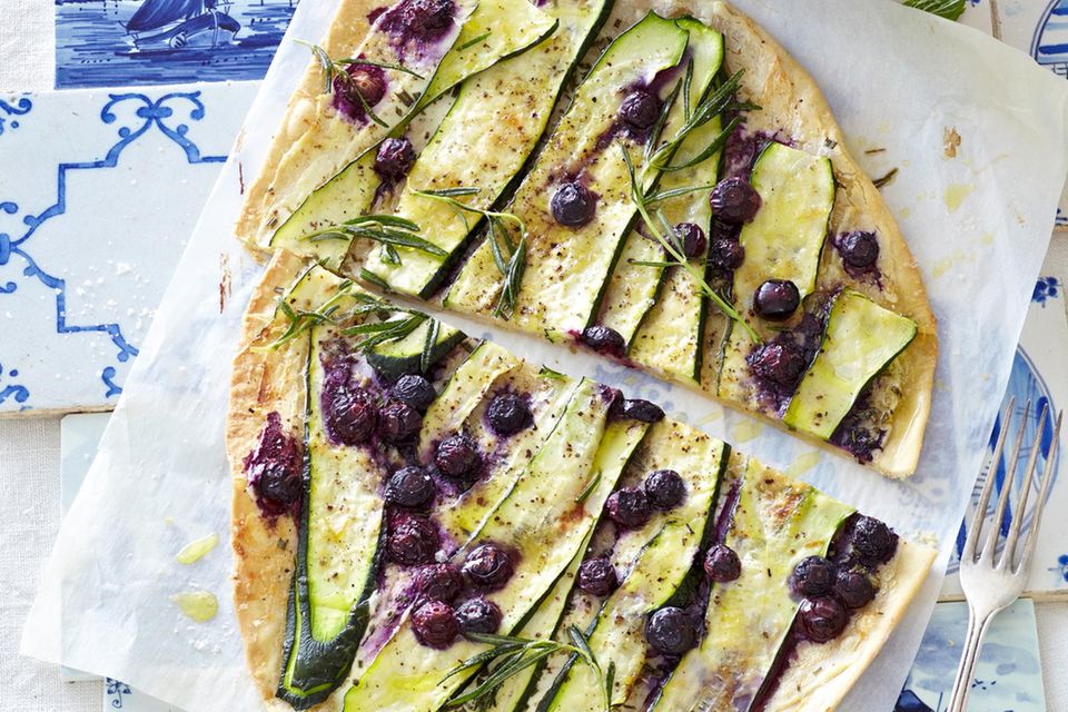 Zucchini-Blaubeer-Flammkuchen Zucchini-Blaubeer-Flammkuchen