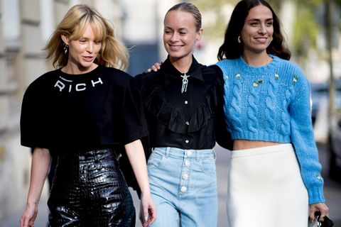 Button Front Jeans: Drei Frauen auf der Straße