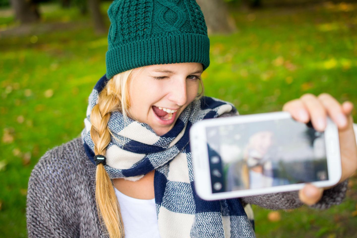 Bewerbungsfoto selber machen: Frau macht lustiges Selfie