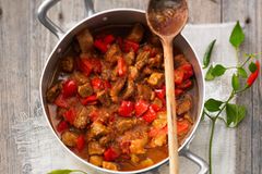Ungarisches Gulasch mit Schweinefleisch Ungarisches Gulasch mit Schweinefleisch