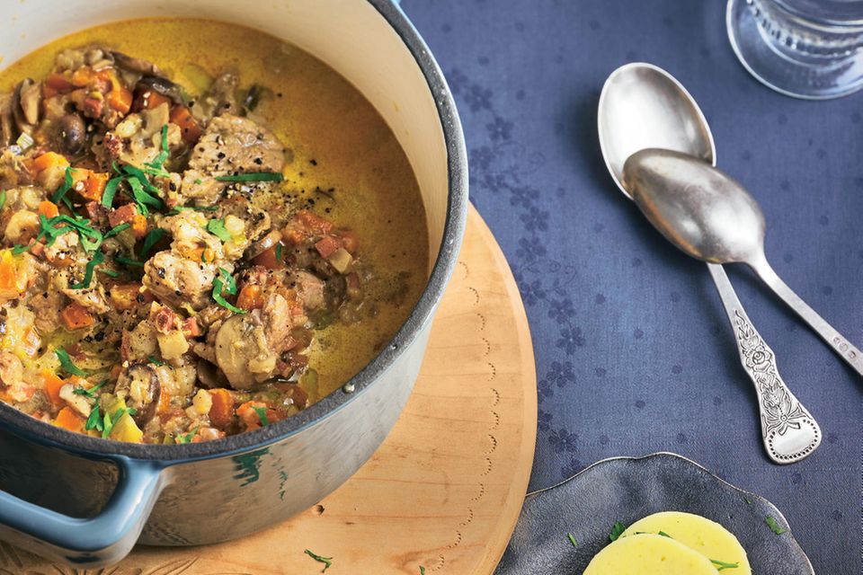 Kalbsgulasch mit Servietten Kalbsgulasch mit Serviettenknödel