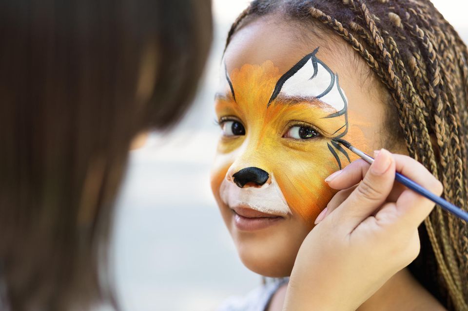 Tiger schminken: Grundierungen auf dem Gesicht
