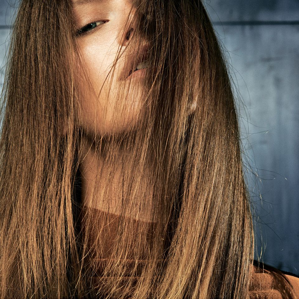 Glänzendes Haar: Geniale Pflege-Tipps: Frau mit braunen langen Haaren