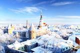 Kurztrip im Winter: Stadt Tallinn mit Schnee bedeckt