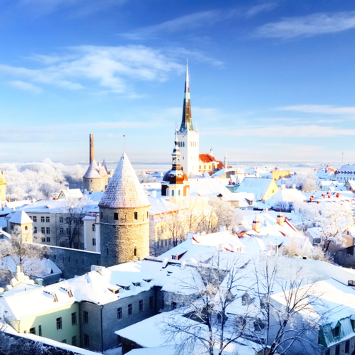 Kurztrip im Winter: Stadt Tallinn mit Schnee bedeckt